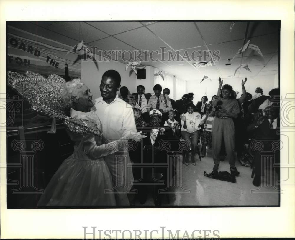 1990 Press Photo Queen Priscilla Tyler dances with Nathan Valdery at Home Ball - Historic Images