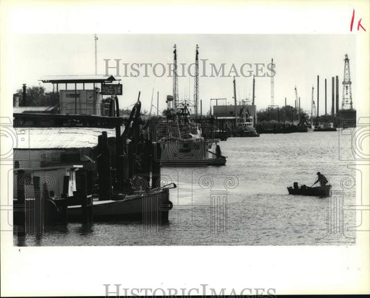 1994 Press Photo Fisherman pulls away from the docks in Lafitte - Historic Images