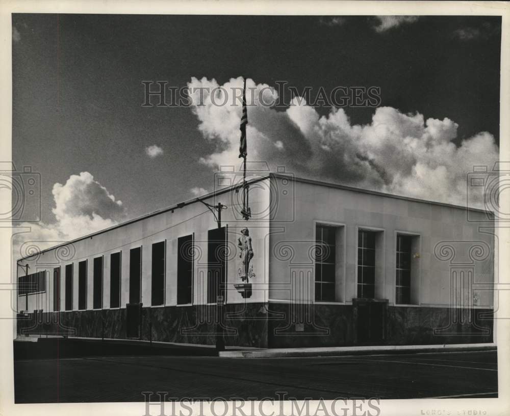 Exterior view of the First National Bank of Lafayette - Historic Images