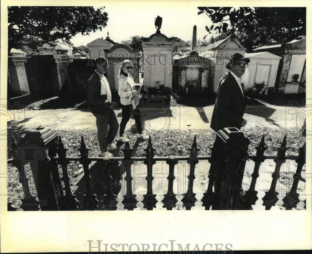 1995 Press Photo Dr. Ben Morrison and others on a tour of Lafayette Cemetery #1 - Historic Images