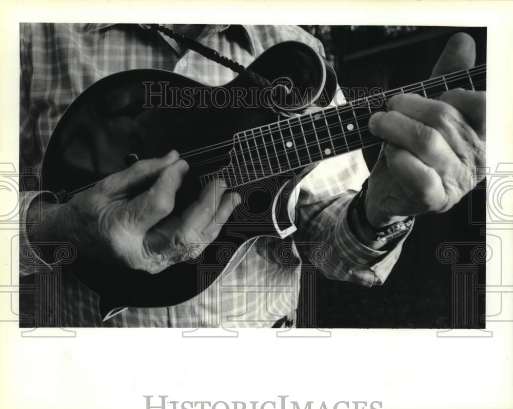 1995 Press Photo Bob Lambert plays the mandolin at his Washington Parish house - Historic Images