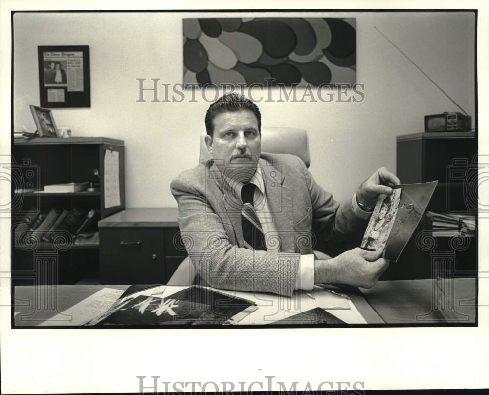 1987 Press Photo Homicide detective Robert Lambert with Mary Ann Perez files - Historic Images