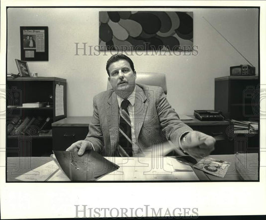 1987 Press Photo Homicide detective Robert Lambert with Mary Ann Perez files - Historic Images