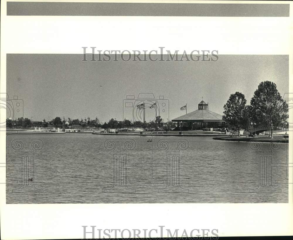 1989 Press Photo Main Pavilion and Lagoon at Lafreniere Park in Metairie - Historic Images