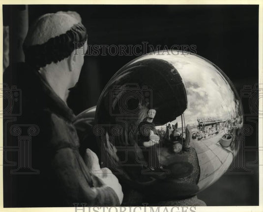 1990 Press Photo A mirror ball at Leo LaFrance's Gentilly Novelty Company - Historic Images