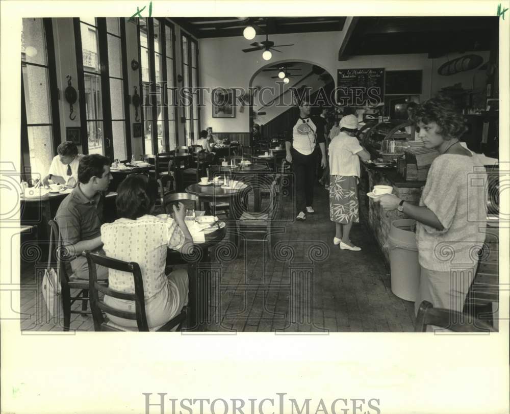 1987 Press Photo Customers inside the Jackson Square&#39;s La Madelaine cafe - Historic Images