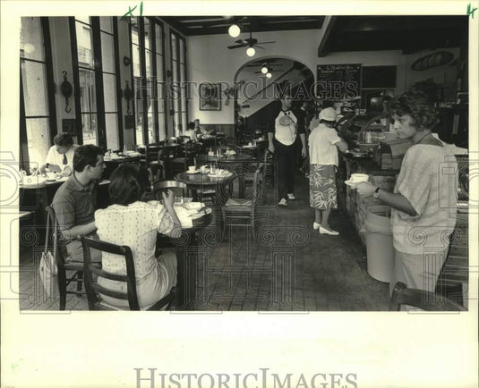 1987 Press Photo Customers inside the Jackson Square's La Madelaine cafe - Historic Images