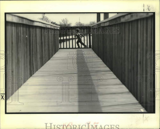 1990 Press Photo A student from Lakeview Elementary School at La Salle's Landing - Historic Images