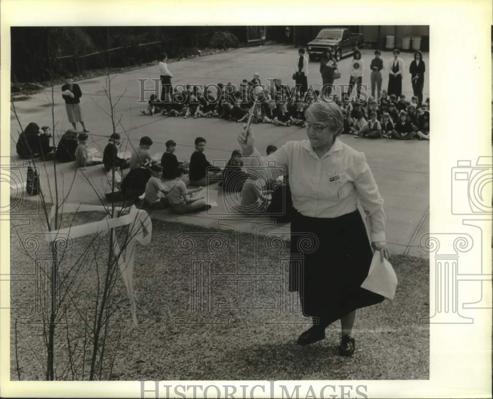 1991 Press Photo Sister Ursula Laurant-Our Lady of the Lake Catholic School. - Historic Images