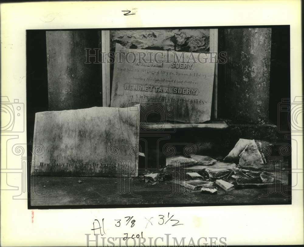 1989 Press Photo Damaged gravestone found at Lafayette Cemetary. - Historic Images