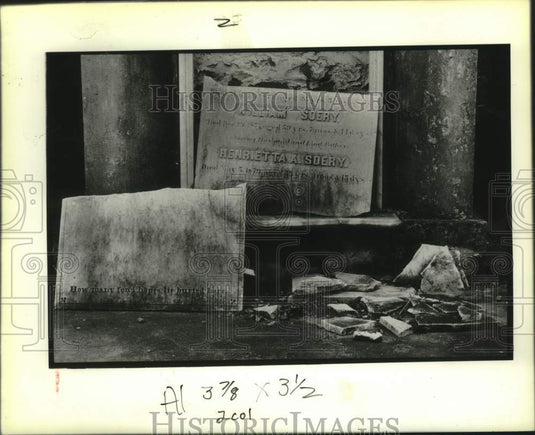 1989 Press Photo Damaged gravestone found at Lafayette Cemetary. - Historic Images