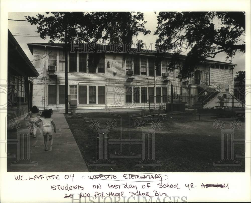 1987 Press Photo Lafitte Elementary students run for their school bus - Historic Images