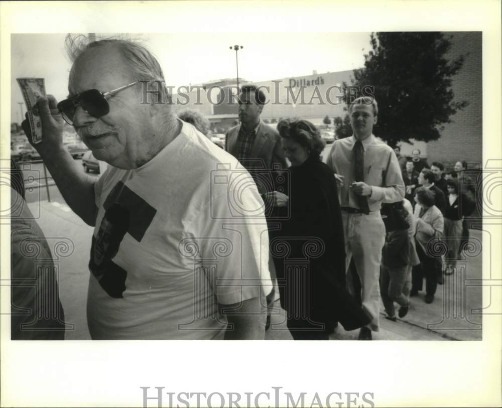 1991 Press Photo Movie goers line to see the film JFK at Lakeside Theater - Historic Images