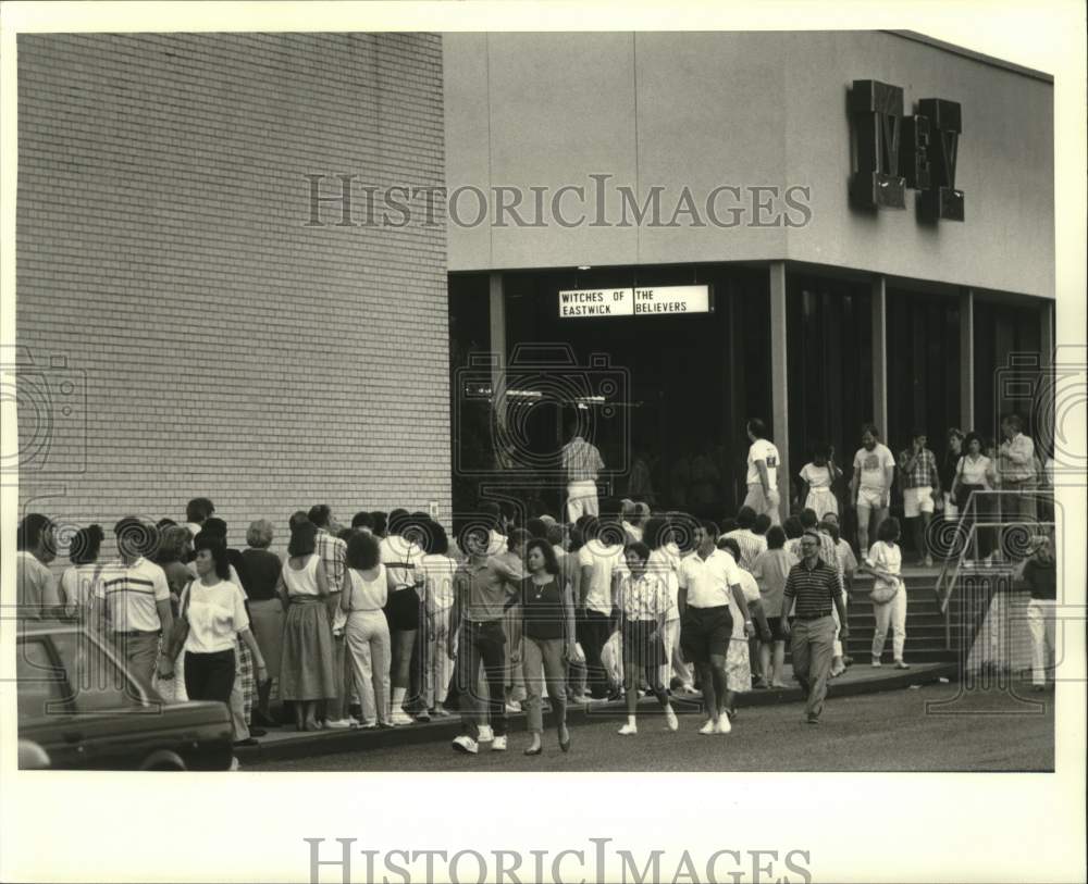 1987 Press Photo Moviegoers wait in line at Lakeside Cinema at Lakeside Shopping - Historic Images