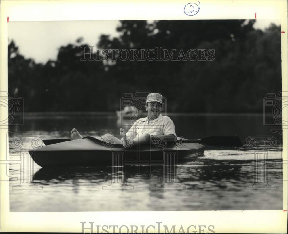 1991 Press Photo Comfortable in his kayak - Historic Images