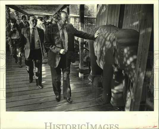 1988 Press Photo Pratap Kishen Kaul visits Asian Domain exhibit at Audubon Zoo - Historic Images