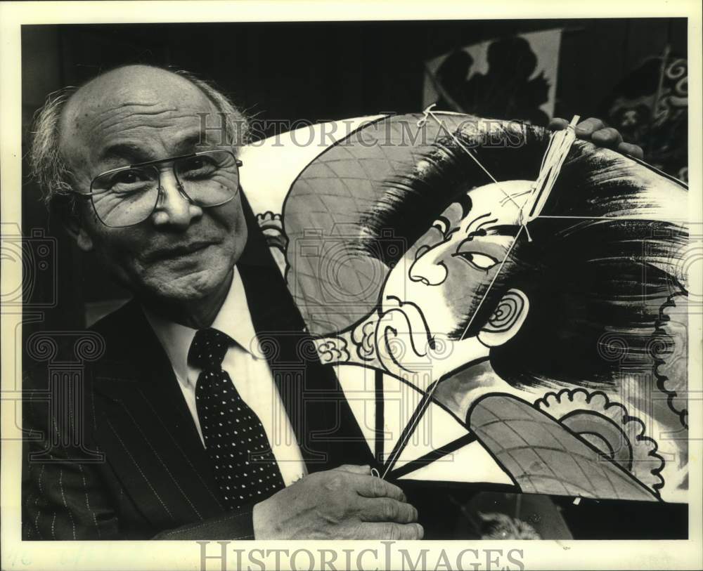 1986 Press Photo Mitsuyoshi Kawamoto with one of his kite creations - Historic Images