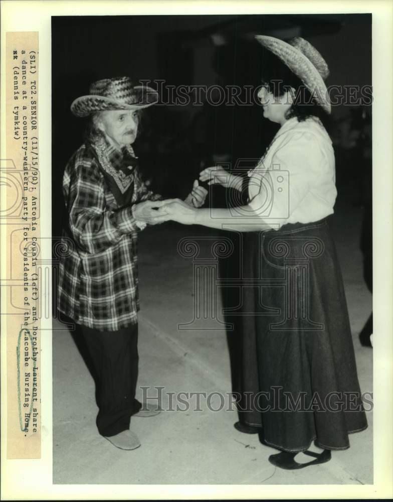 1990 Press Photo Antonia Cousin and Dorothy Laurent share a dance at a party. - Historic Images