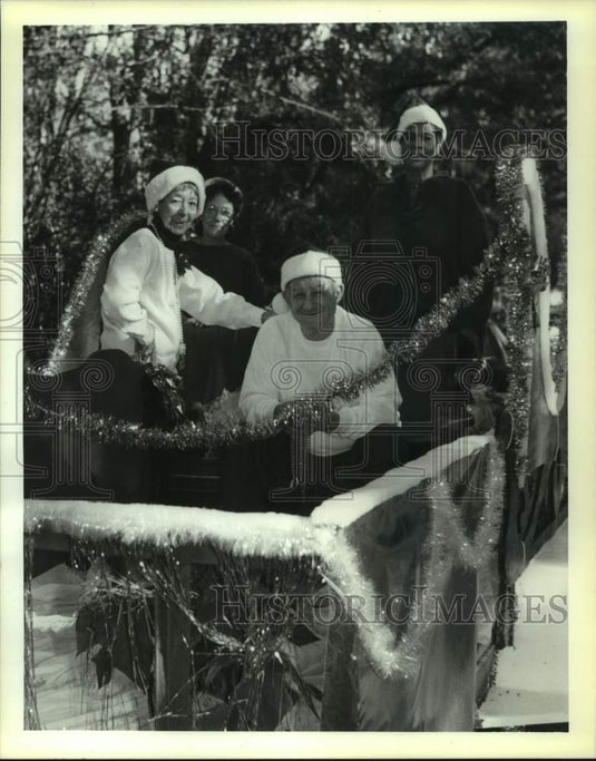 1990 Press Photo King & Queen of the Lacombe Nursing Home float in the parade. - Historic Images