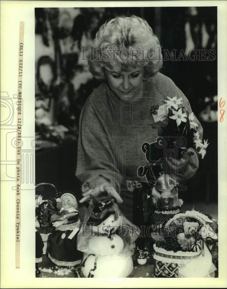 1988 Press Photo Diane Helbach with items for sale at Christmas boutique - Historic Images