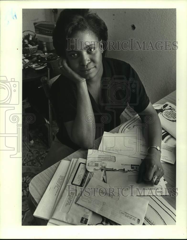 1988 Press Photo State Employee Marilyn Johnson With Stack Of Bills, Louisiana - Historic Images