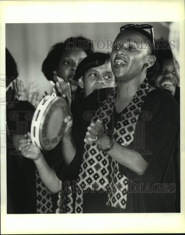 1995 Press Photo Loretta Johnson of Franklin Avenue Baptist Church Choir - Historic Images