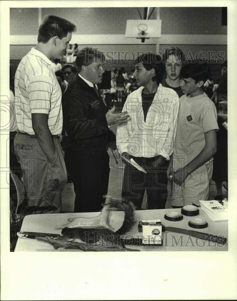 1989 Press Photo Travis Jenkins explains benefits of Future Farmers of America - Historic Images