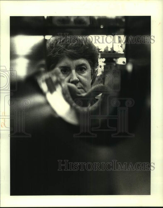 1988 Press Photo Gramercy Post Master Rezette Jenkins place mail in sorting slot - Historic Images