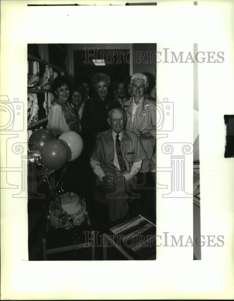 1986 Press Photo Mr. Walter Jenkins at East Jefferson Bureau - Historic Images