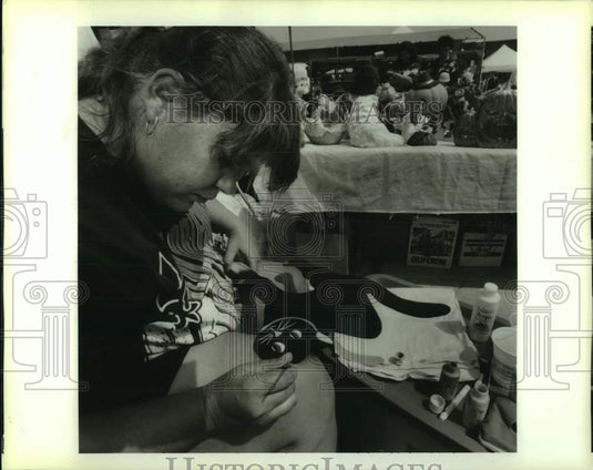 Press Photo Christine Lacoste Paints Cat Ornament For Crafts Fair, Terrytown - Historic Images