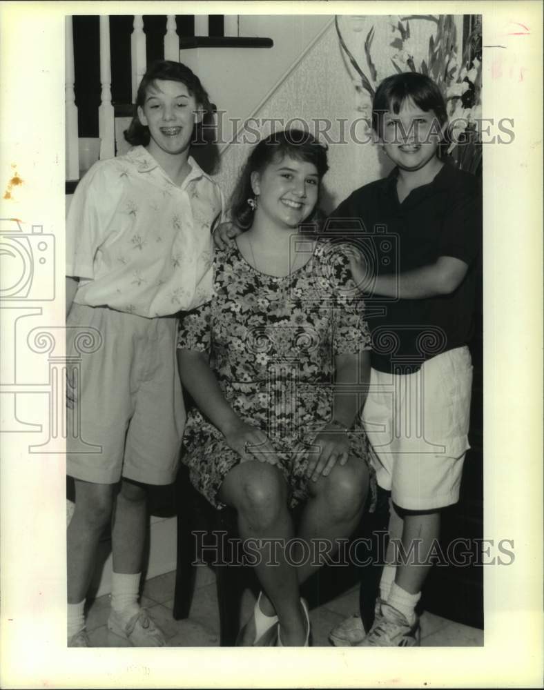 1993 Press Photo Elizabeth, Sally, Matthew Johns at Sallie Johns home - Historic Images