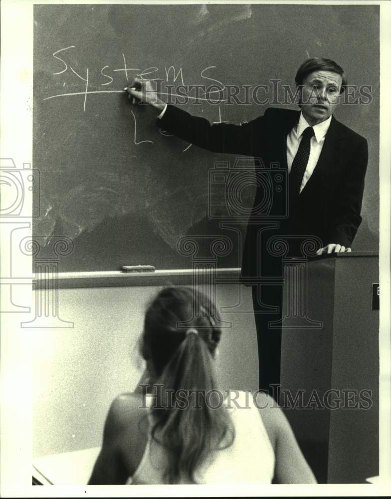 1987 Press Photo Reverend Kenneth Keulman teaching at Loyola University - Historic Images