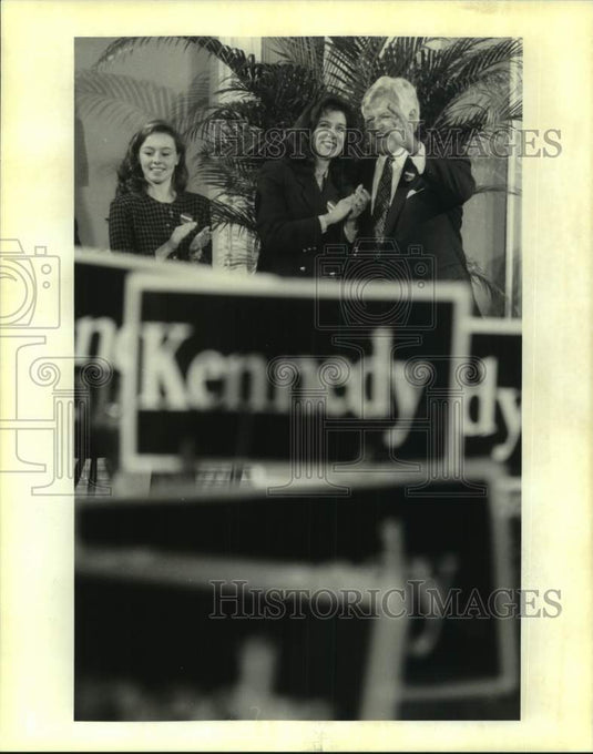 1994 Press Photo Victoria and Ted Kennedy at a rally in Boston - Historic Images