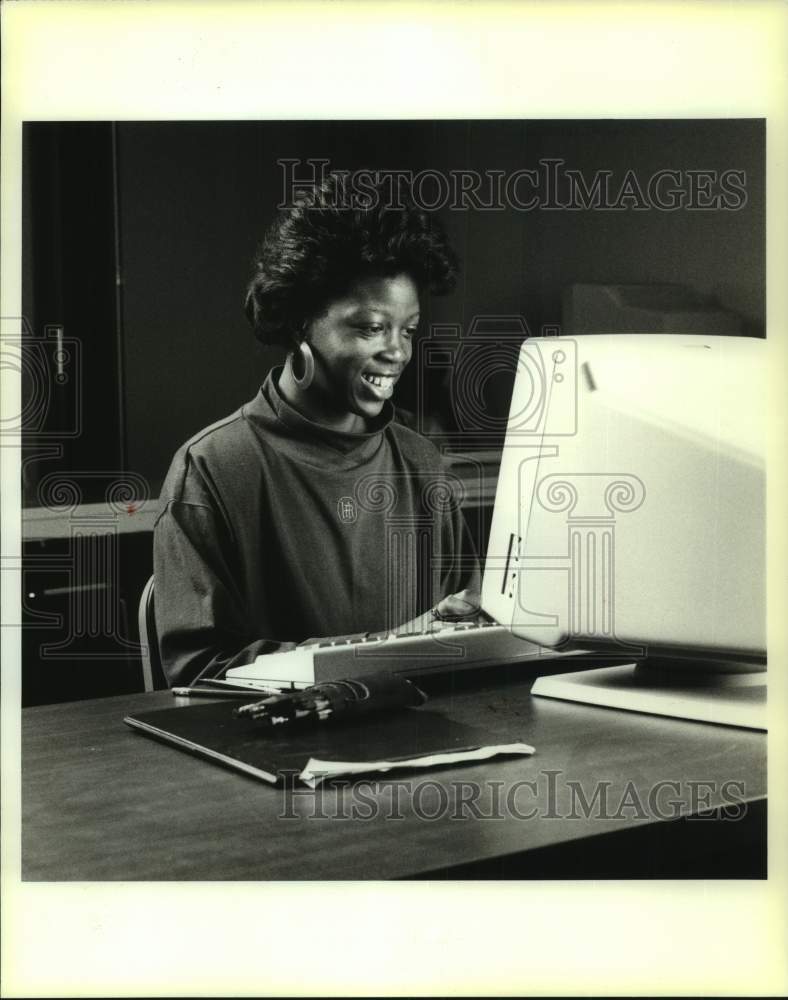 1989 Press Photo Andrea Johnson, Summer Internship in Science &amp; Technology - Historic Images