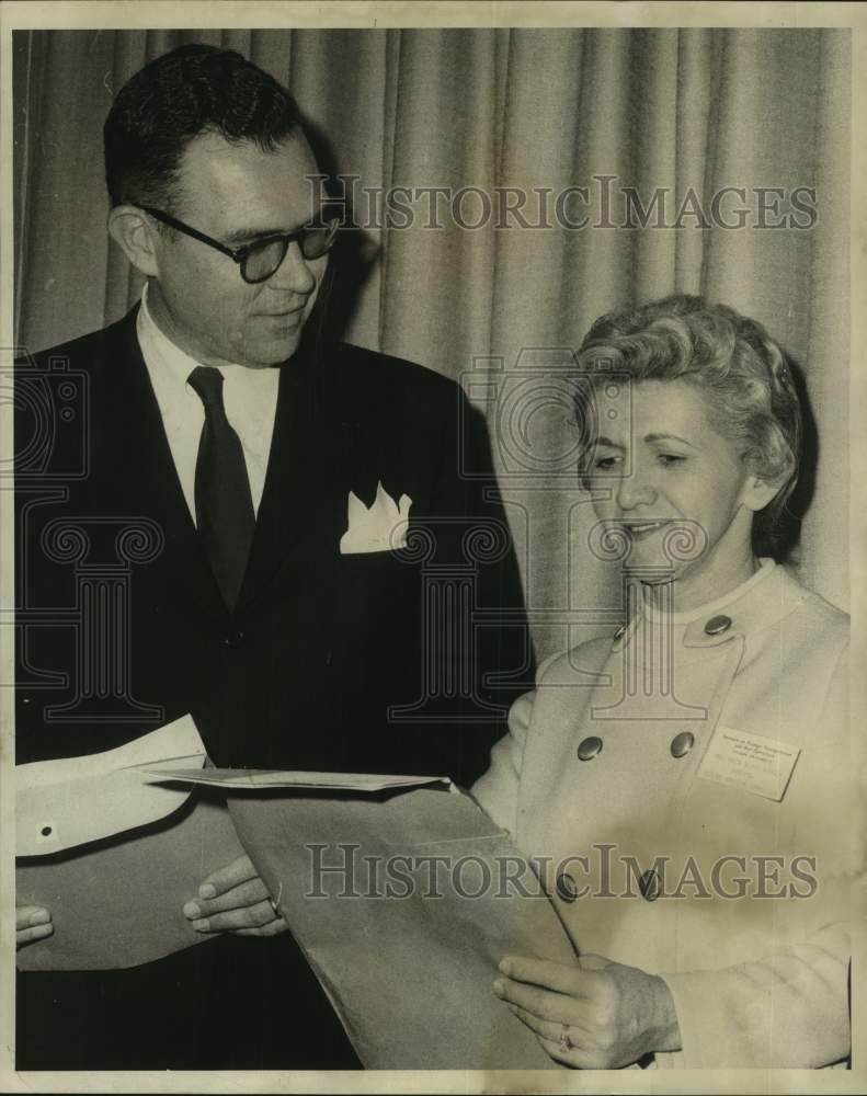 Press Photo Erick F Johansen &amp; Mrs. Helen D. Bentley at Transport Meet in Tulane - Historic Images