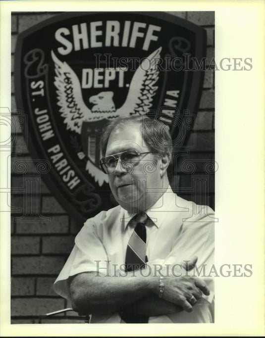 1989 Press Photo St. John Parish Sheriff Lloyd Johnson listens to complaints - Historic Images
