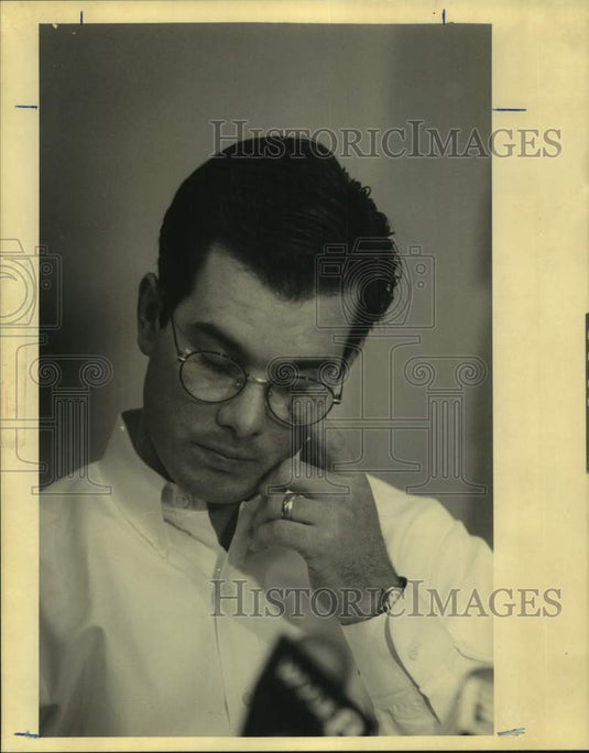 1992 Press Photo Tim Kern Discussing Funeral Arrangements For Brother Leo - Historic Images