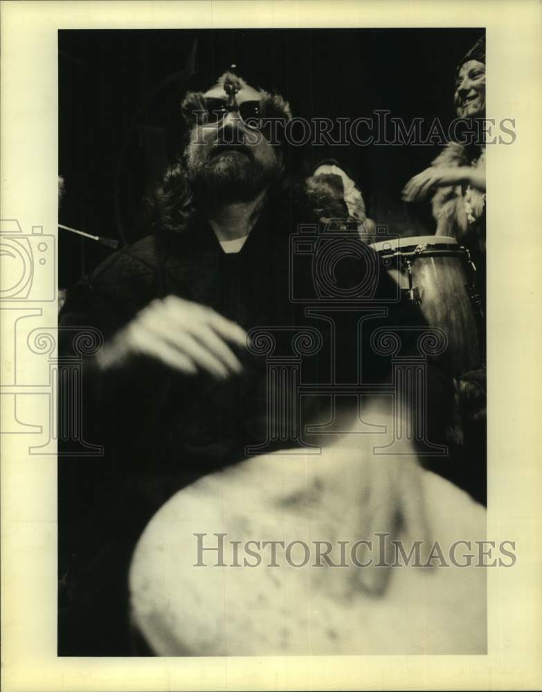 1993 Press Photo Ray Kern Of Krewe Of Nutria Plays Bongos - Historic Images