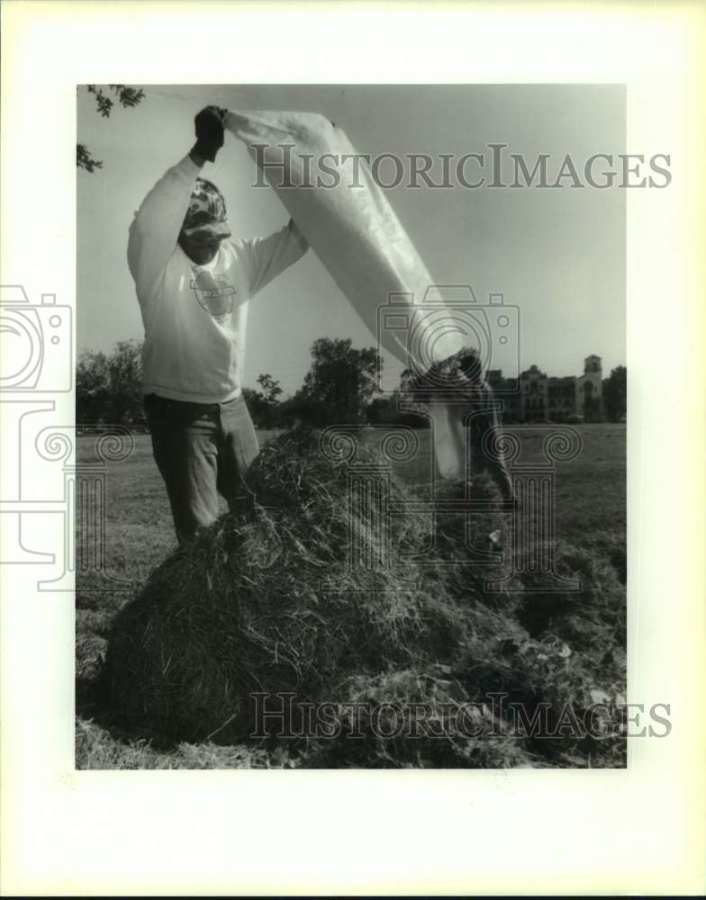 1993 Press Photo Job Link Worker Malcolm Larrieu dumps grass at Hope Haven Manor - Historic Images