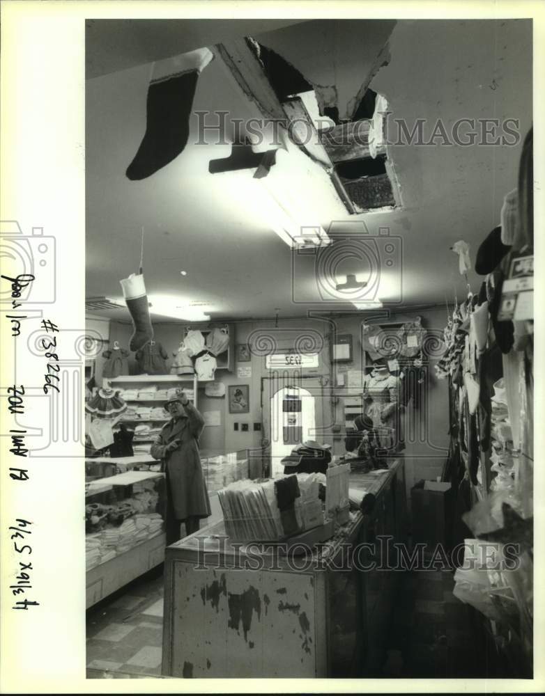 1991 Jo-Ann Shop owner Irving Gerson points a hole in the ceiling - Historic Images