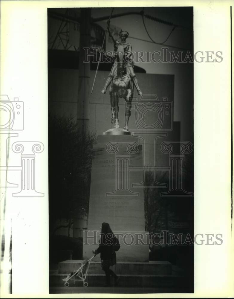 1993 Press Photo A resident looks at the Joan of Arc statue in New Orleans - Historic Images