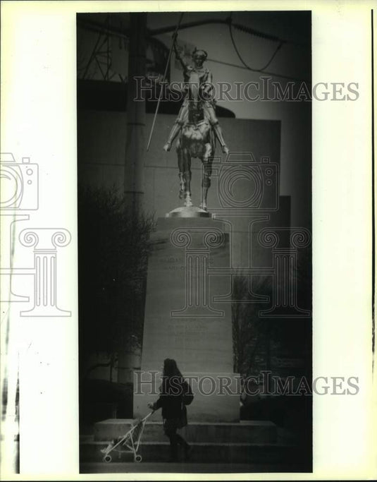 1993 Press Photo A resident looks at the Joan of Arc statue in New Orleans - Historic Images