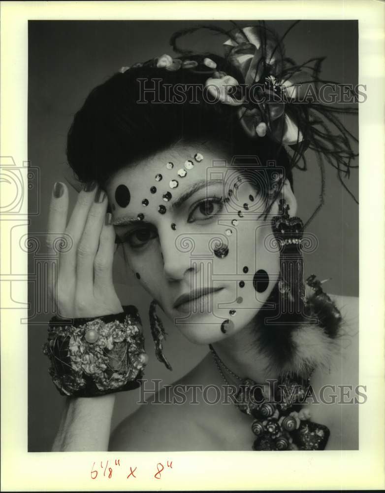 1989 Press Photo Marlene Thion wears Mardi Gras Jewelry - Historic Images