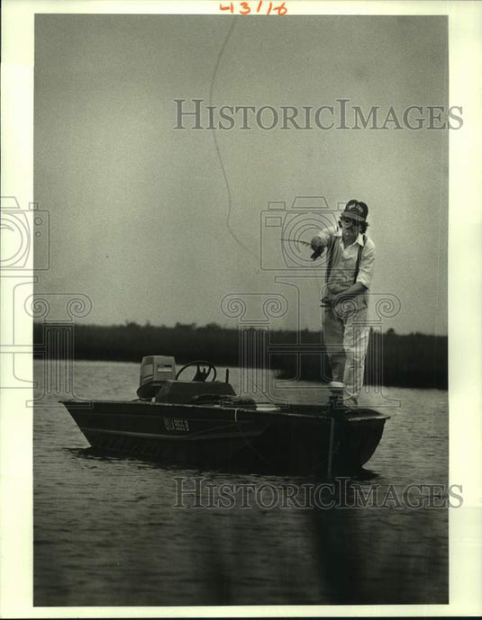 1987 Press Photo Fly fisherman Tom Jindra casts to a marsh bank in Lena's Lake - Historic Images