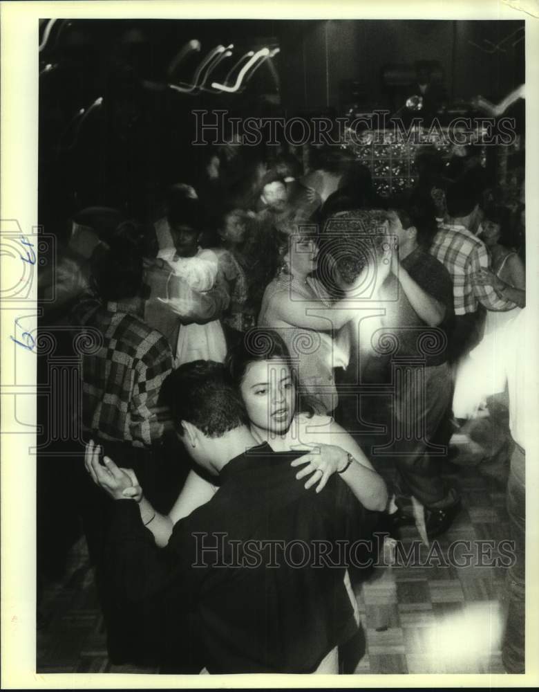 1994 Press Photo Dancers dance on the floor at Jitterbugs of Veterans in Kenner - Historic Images