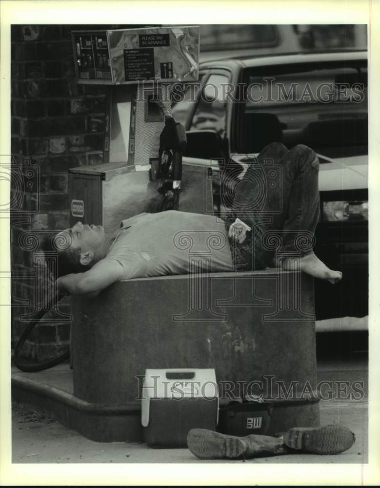 1991 Press Photo Chuck Joachim beats the heat by a shady spot during lunch break - Historic Images