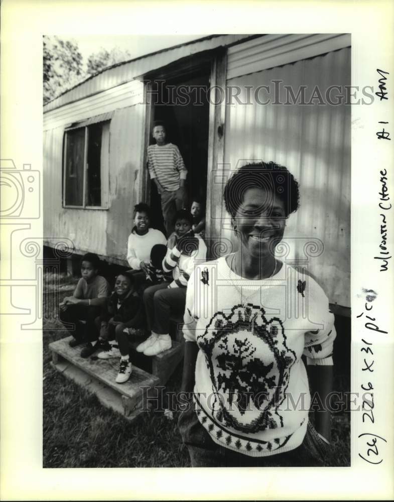 1990 Press Photo Pearl Jennifer in front of her old trailer &amp; family in Ironton - Historic Images