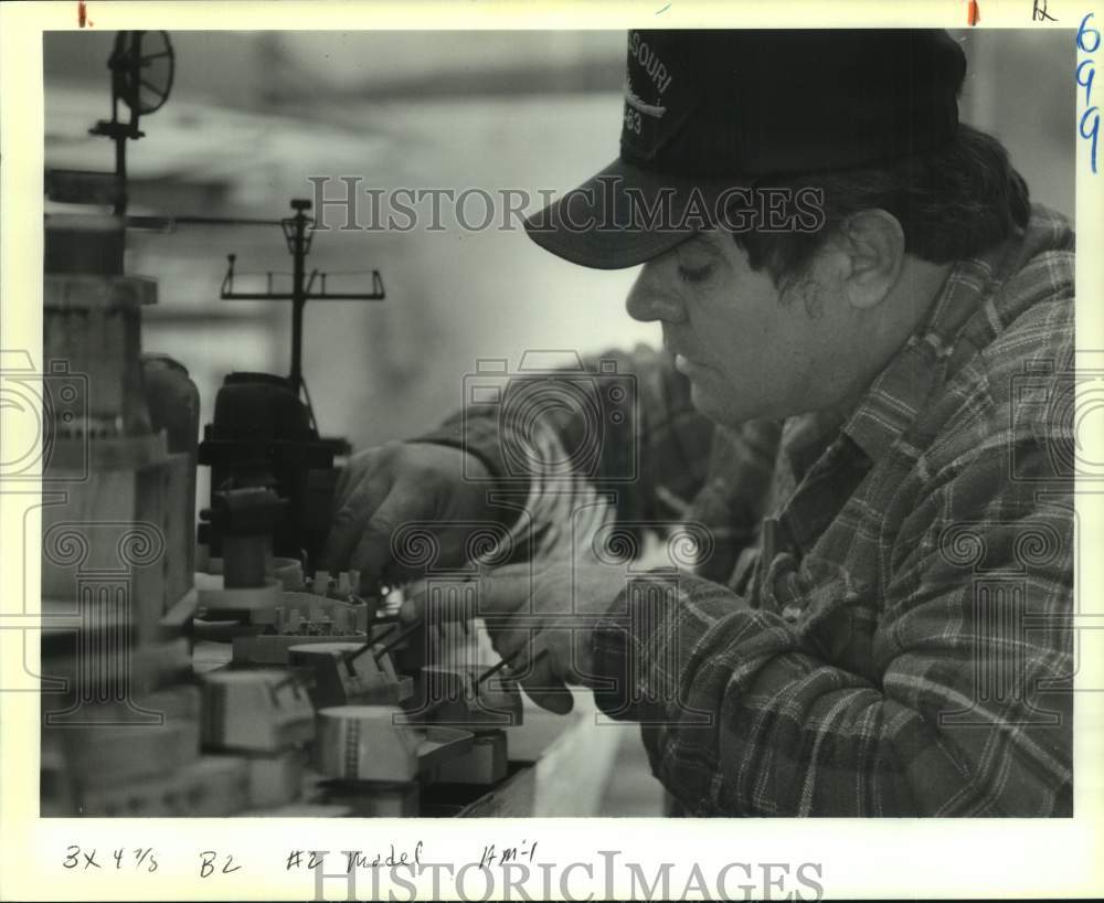 1989 Press Photo Robert Johns puts finishing touch on model ship he is building - Historic Images