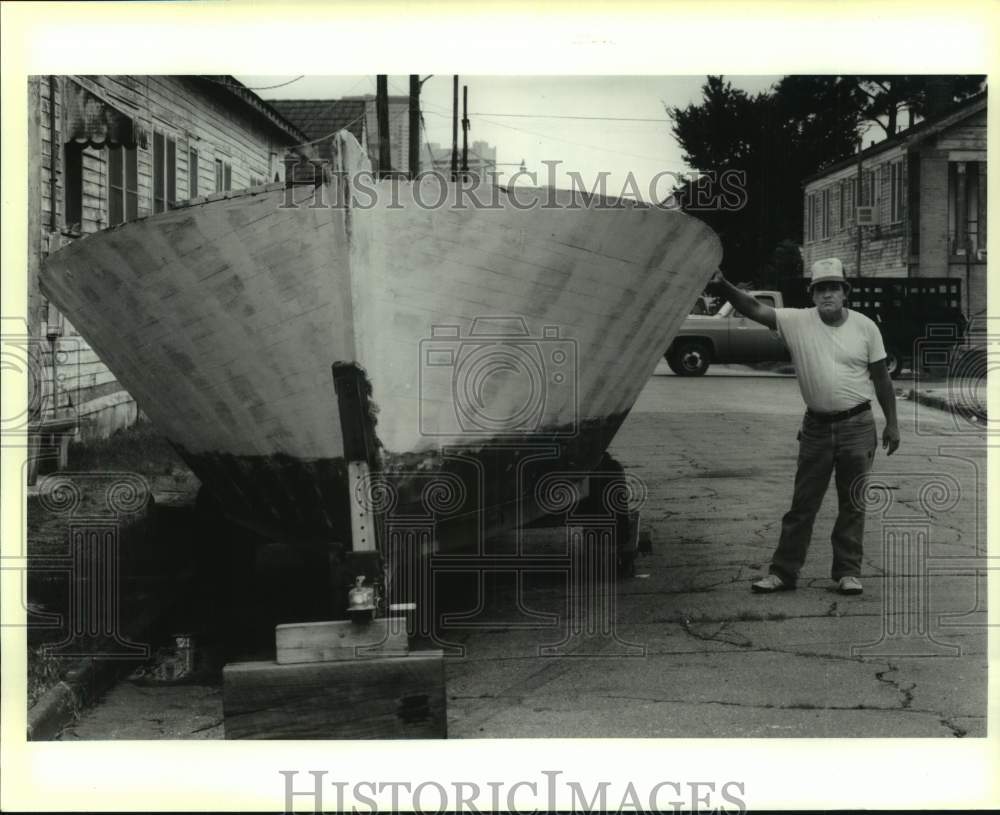 1991 Press Photo Robert Johns beside boat he is refurbishing into a shrimp boat - Historic Images