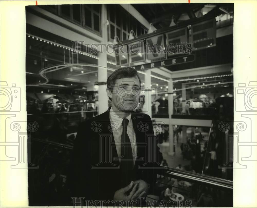 1989 Press Photo Brian Lade, new General Manager of Riverwalk - Historic Images